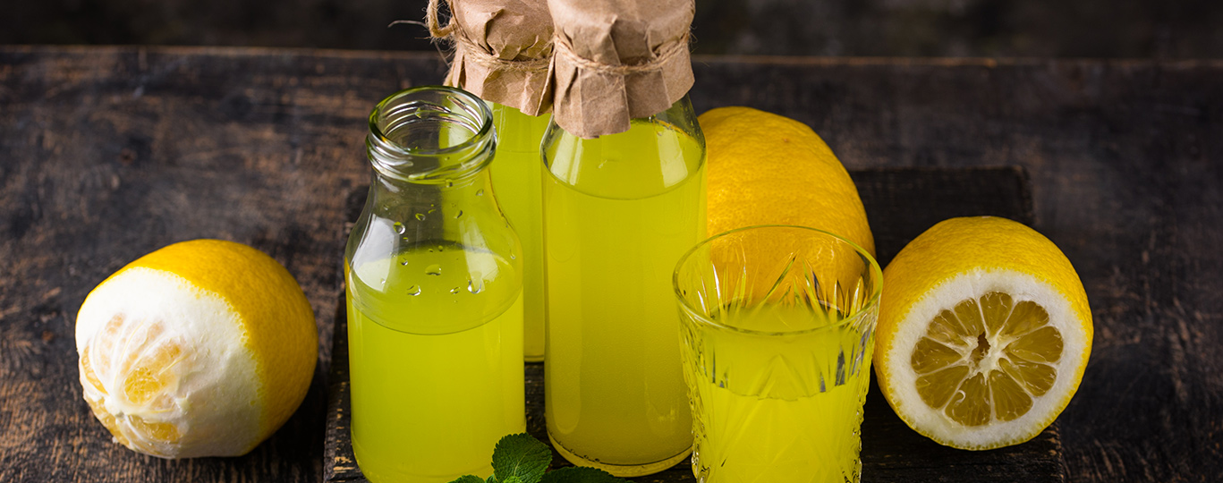 Limoncello: Tradiční citronový likér, který pochází z jihu Itálie