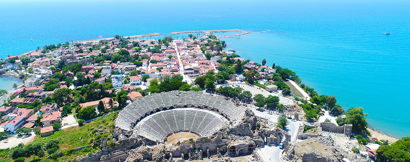 Historické městečko Side v Turecku okouzlí přístavem a antikou