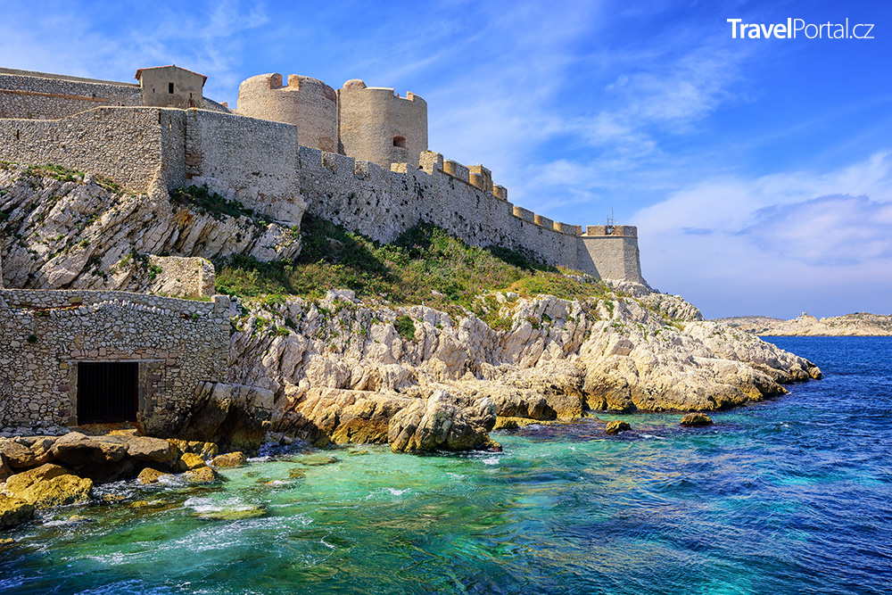 pevnost If na stejnojmenném ostrově nedaleko Marseille