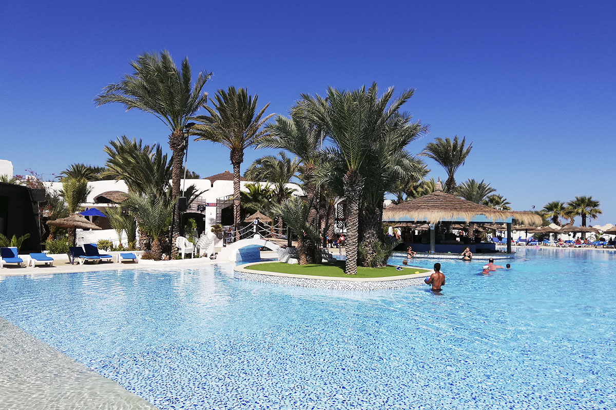 hlavní bazén v hotelu Fiesta Beach na ostrově Djerba