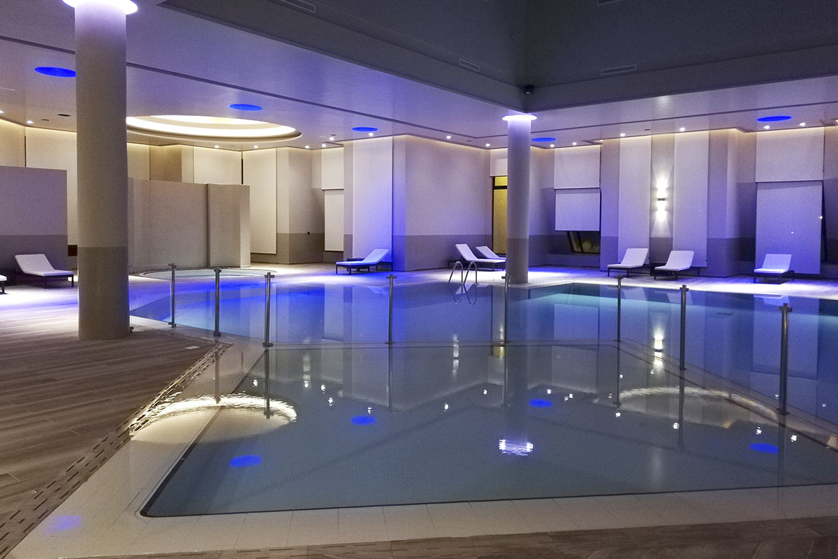 vnitřní bazén v hotelu Radisson Blue Palace Djerba
