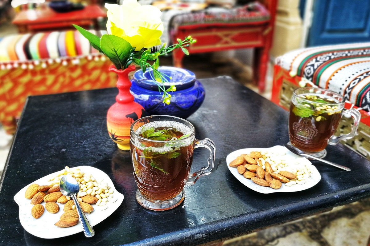 čaj a mandle v tuniské kavárně