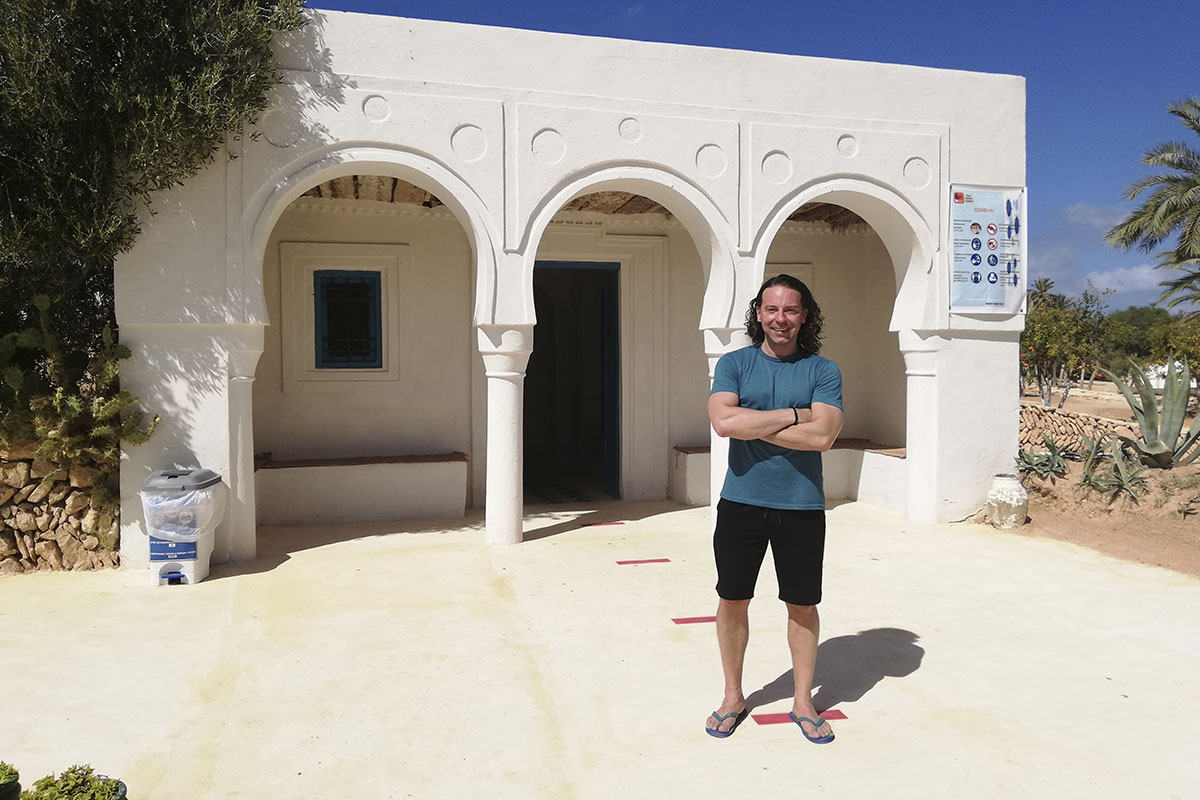 cestovatel Richie a vstup do skanzenu Djerba Heritage