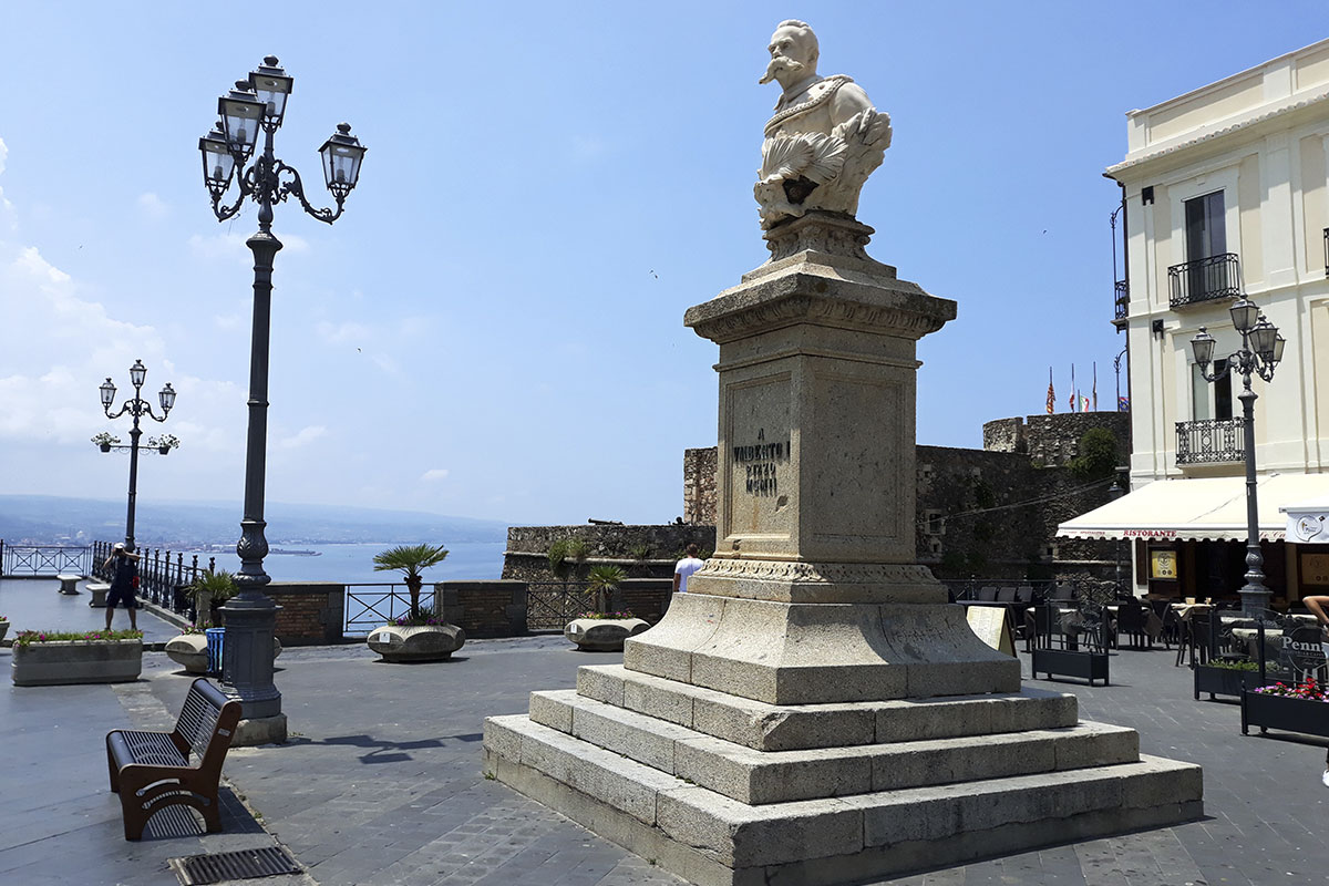 busta krále Umberta I. na náměstí Republiky ve městě Pizzo