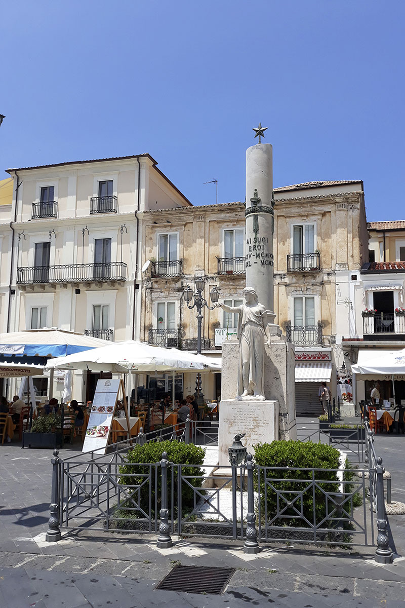 Válečný památník a kavárny na náměstí Republiky ve městě Pizzo