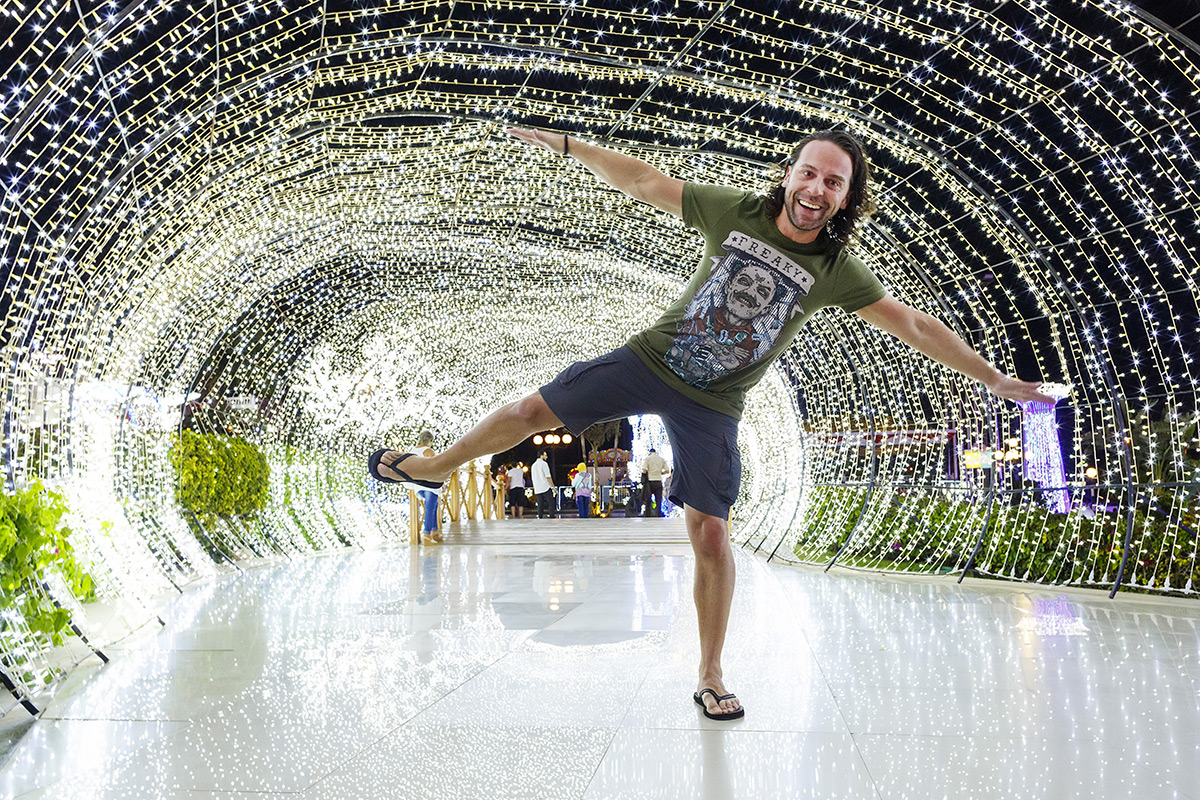 Richie a svítící tunel ve čtvrti SOHO Square