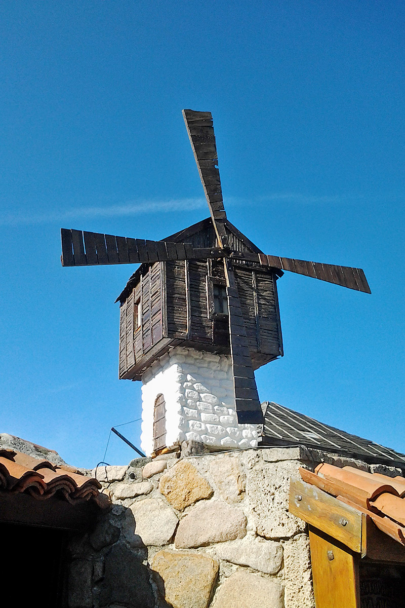 imitace větrného mlýna nad restaurací Wind Mill