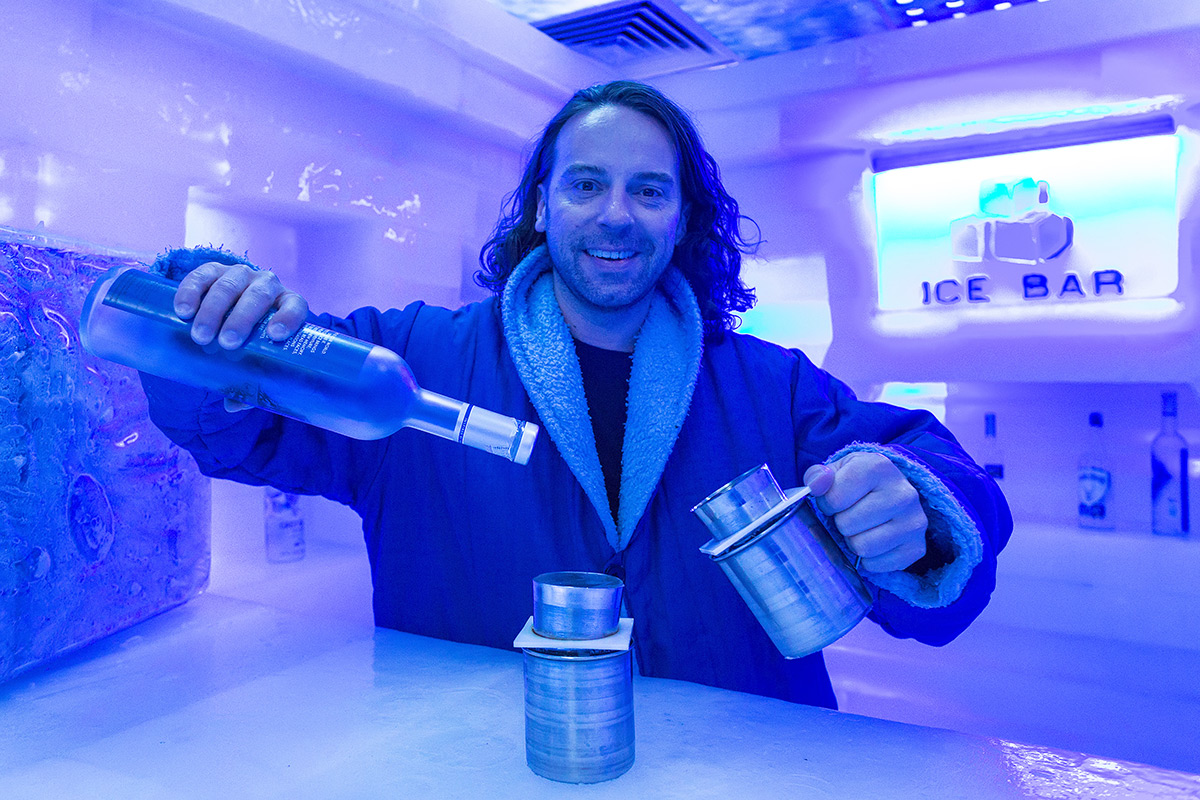 cestovatel Richie v Ice Baru v SOHO Square