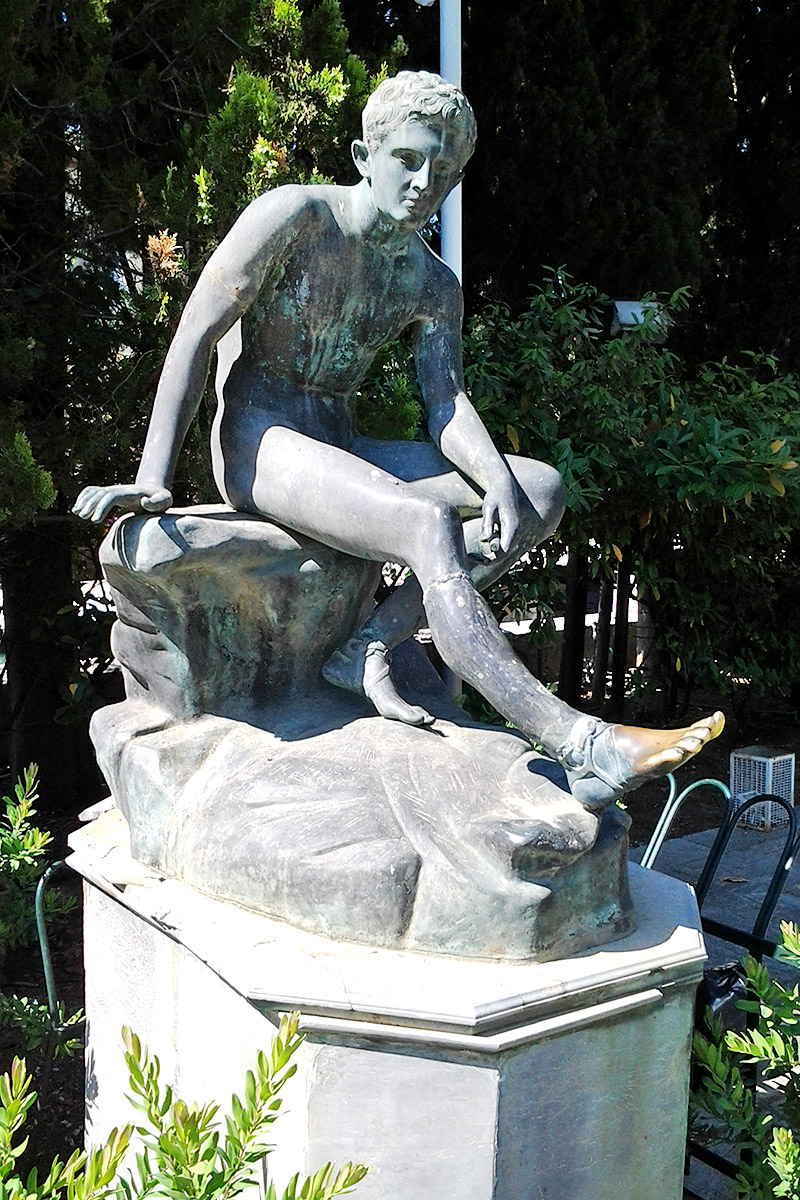 socha v zahradě