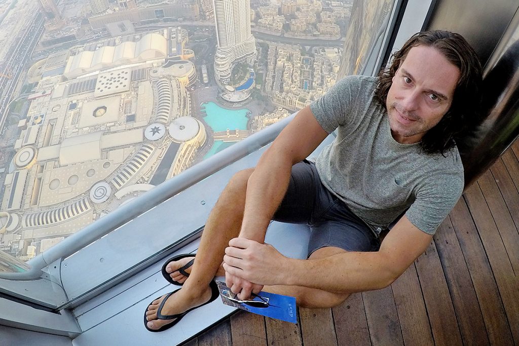 cestovatel Richie během návštěvy Burj Khalifa