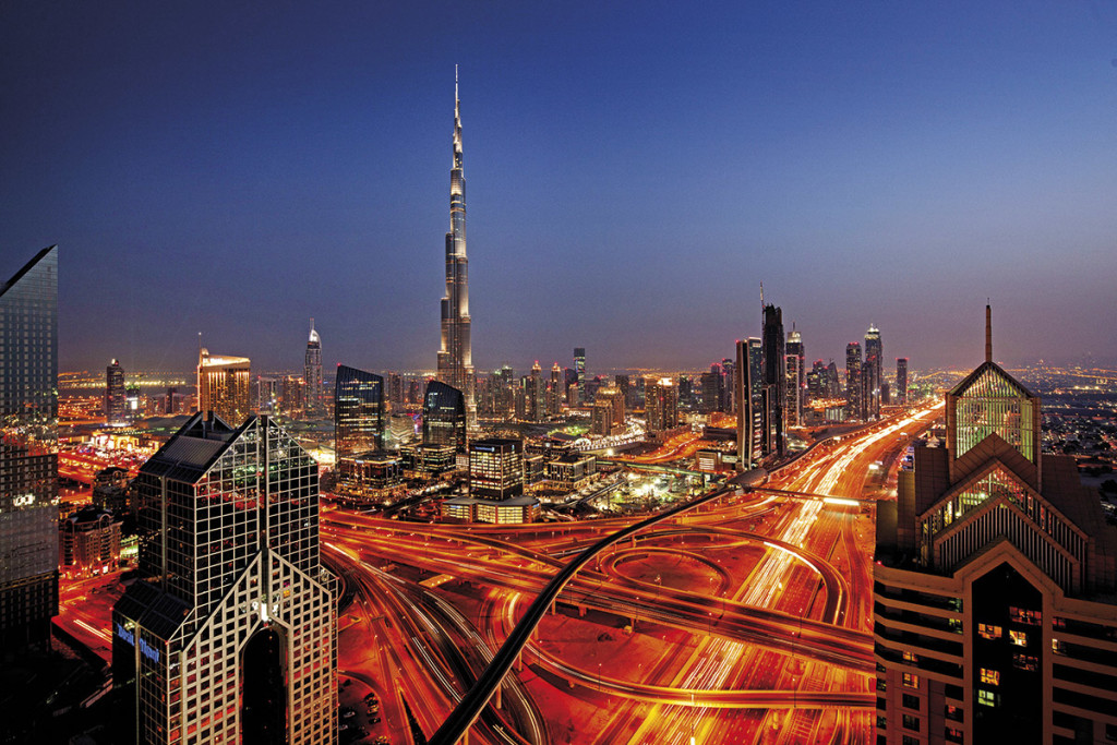 noční Dubaj a budova Burj Khalifa