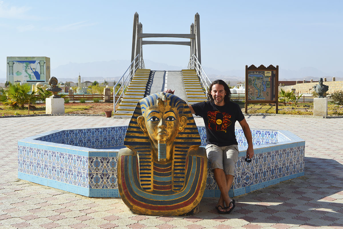 cestovatel Richie v muzeu Mini Egypt Park