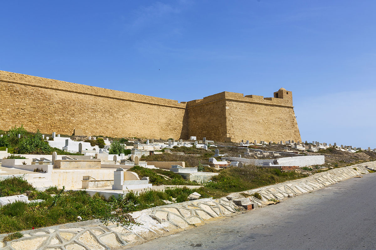 pevnost Borj el Kebir a námořní hřbitov