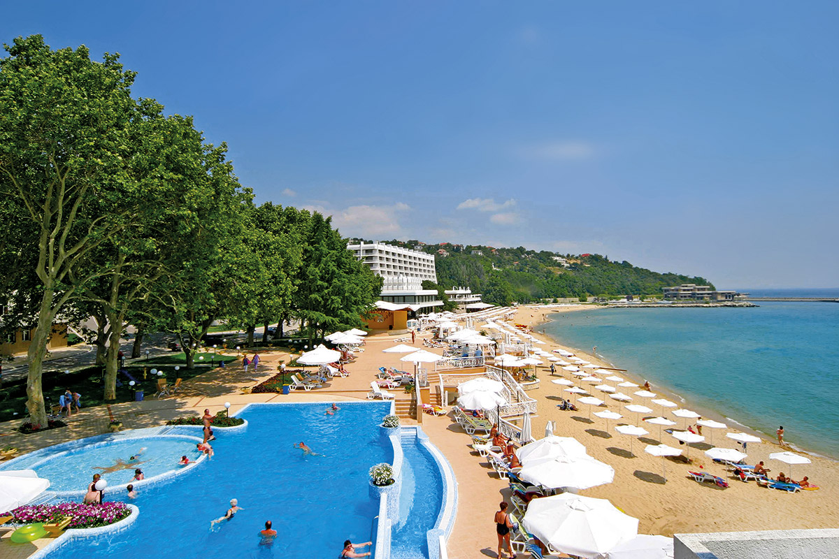 bazén a pláž u bulharského hotelu Marina Sunny Day