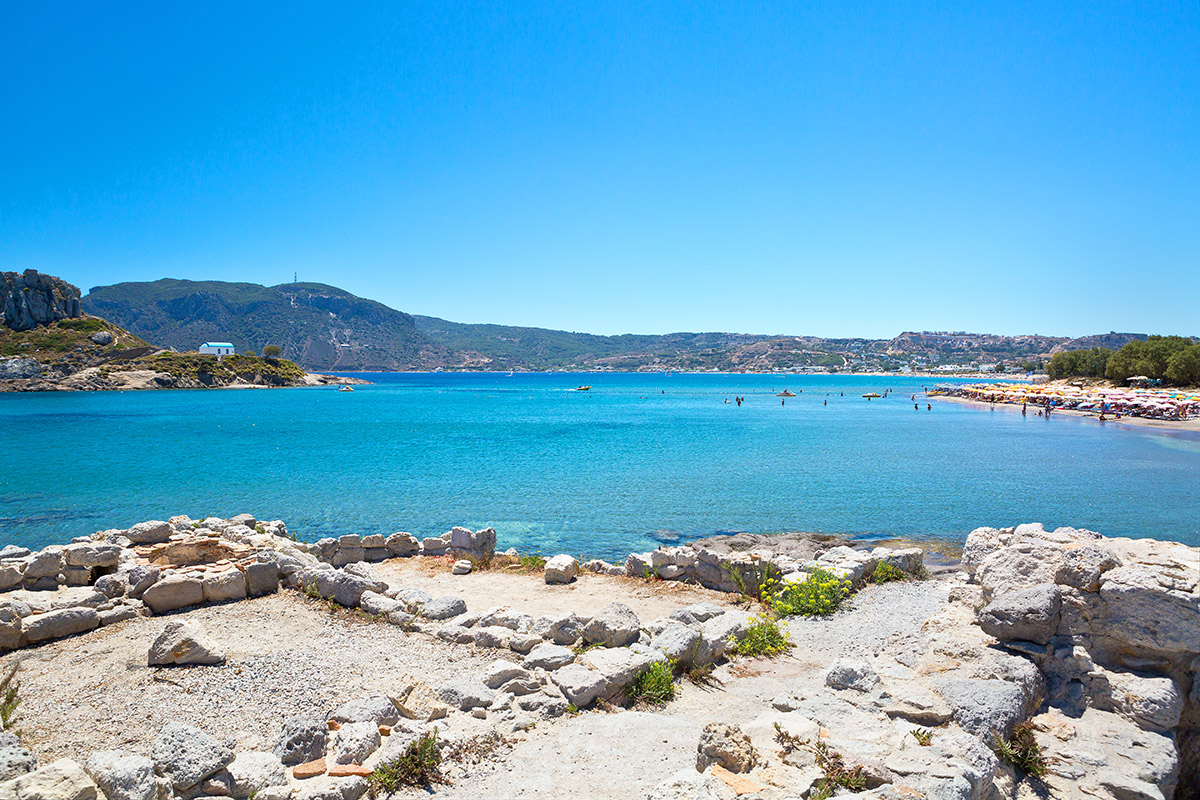 pohled na pláž Agios Stefanos směrem od archeologického naleziště