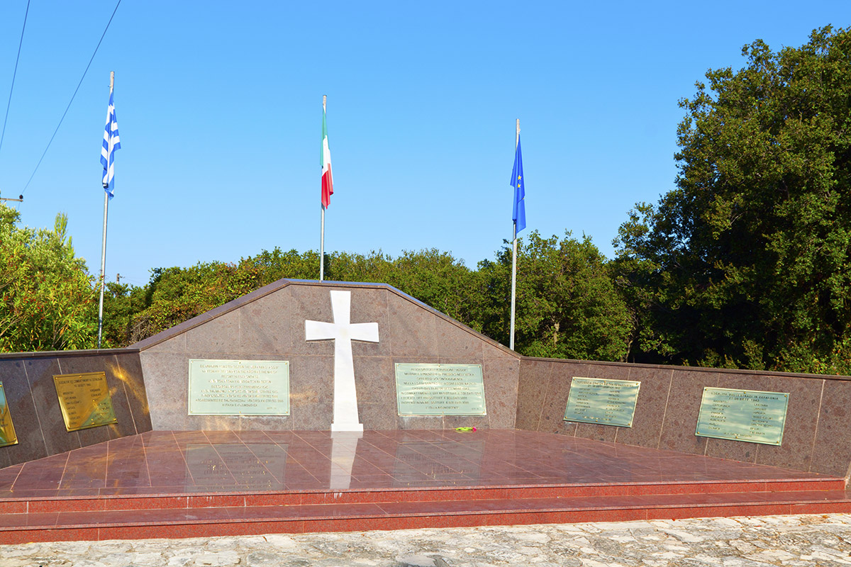 válečný památník ve městě Argostoli