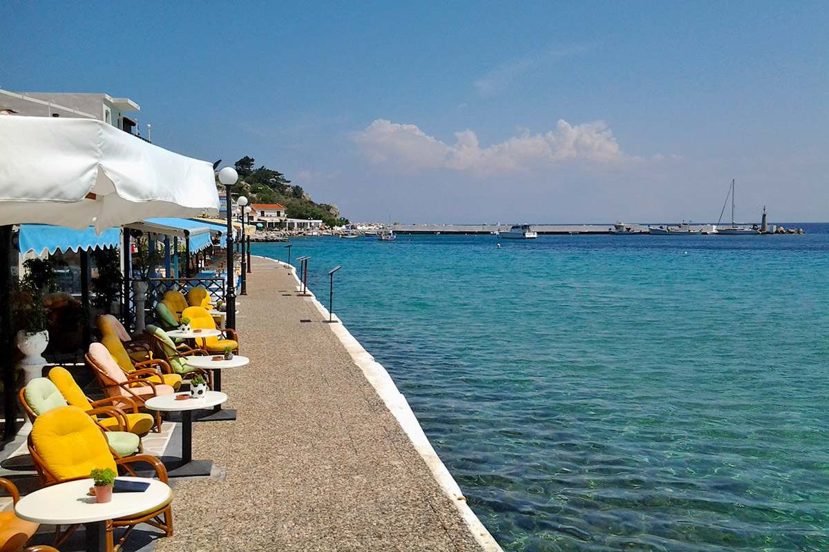 kavárna s výhledem na Ikarské moře