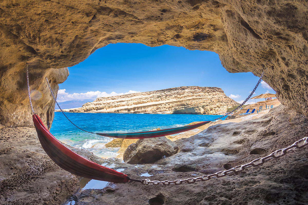 výhled z jeskyně na skálu a Libyjské moře