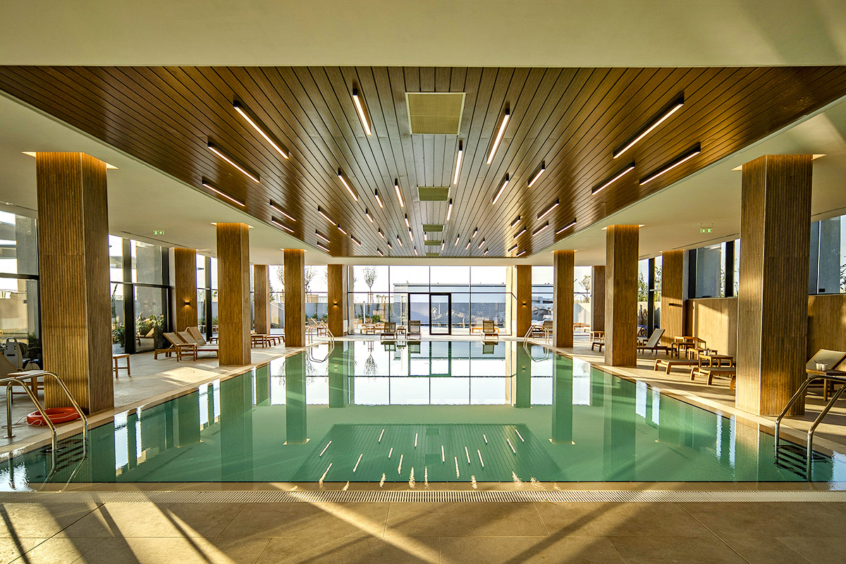 vnitřní bazén v hotelu Wave Resort v Pomorie