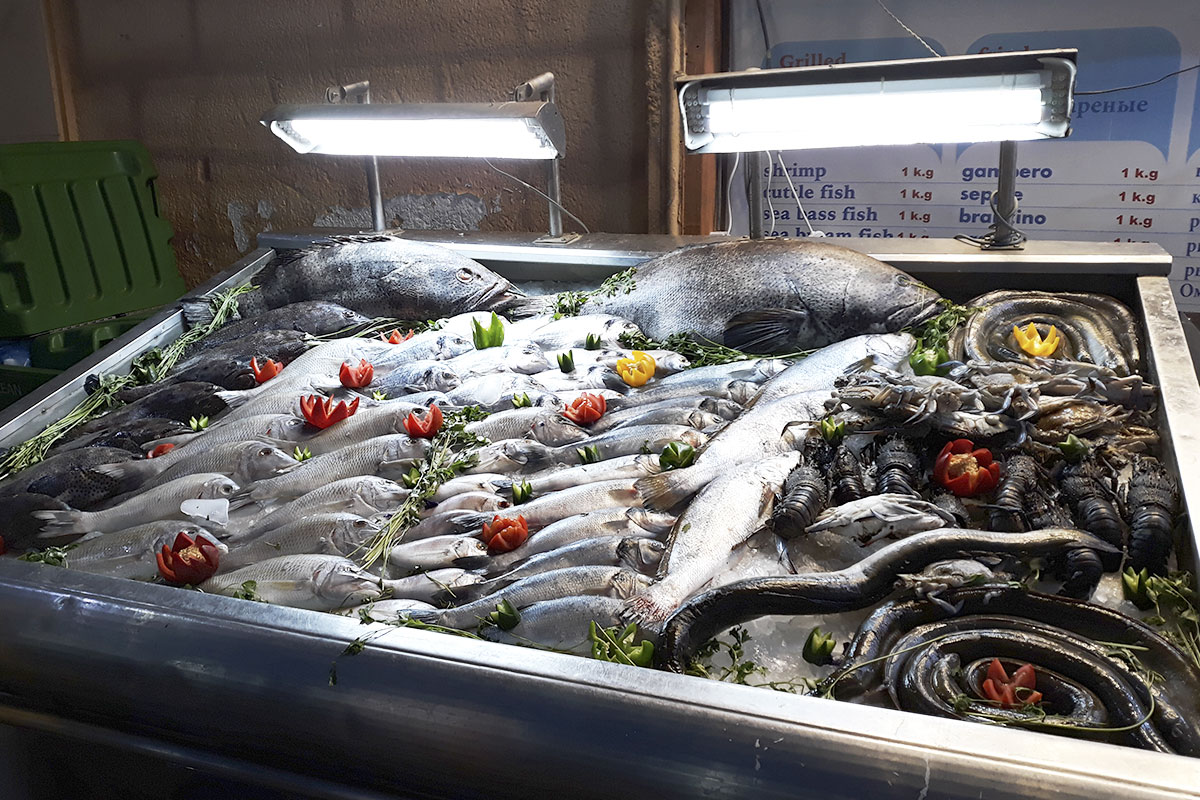 Stará tržnice ve městě Sharm El Sheikh nabízí i ryby a mořské plody
