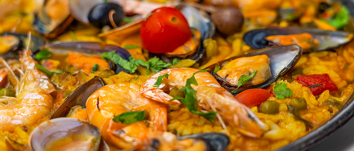 Paella: Věhlasné španělské jídlo, které pochází z Valencie