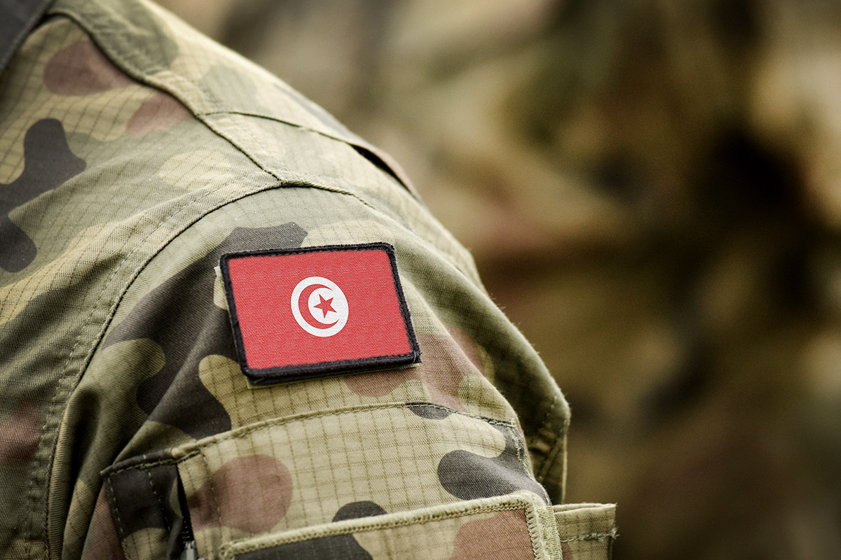 tuniský voják s vlajkou na uniformě