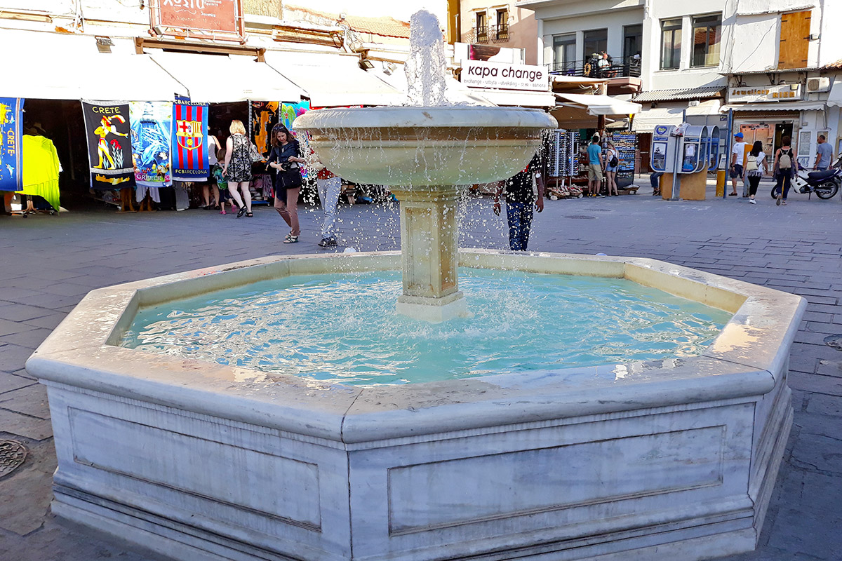 fontána na náměstí Eleftherios Venizelos