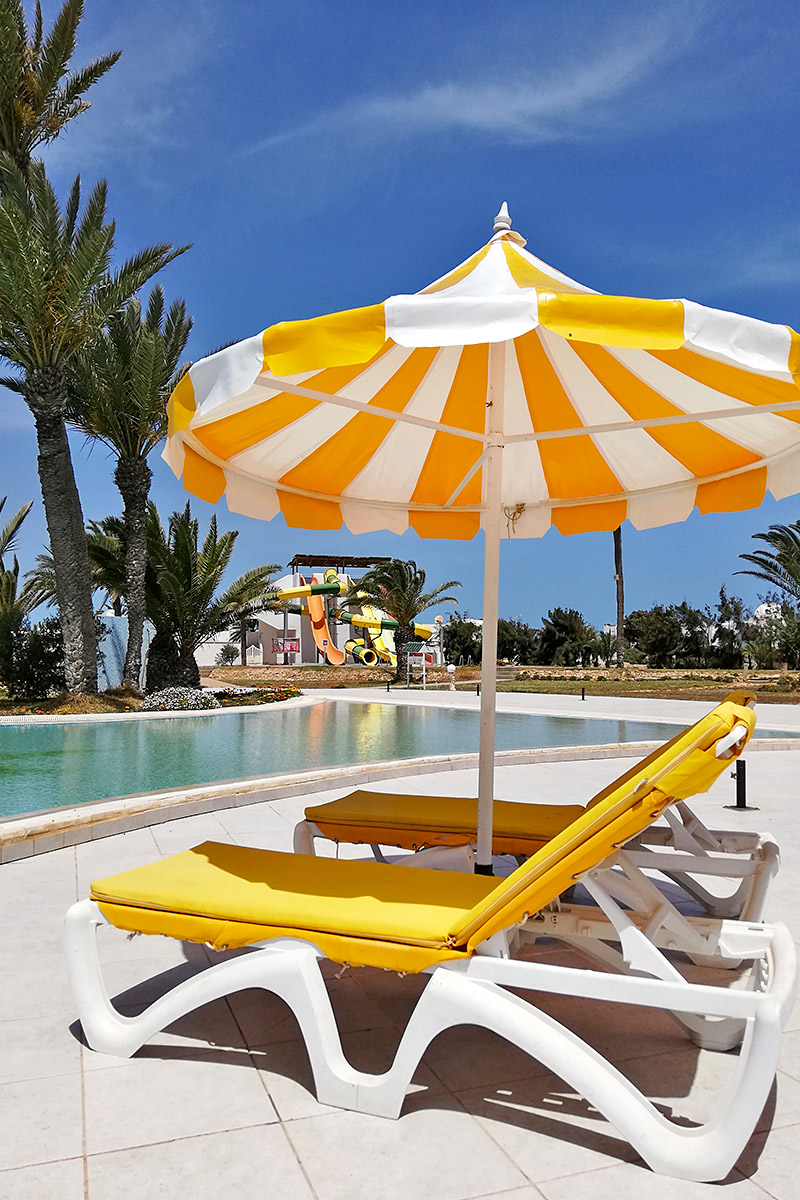 lehátka, slunečník a aquapark