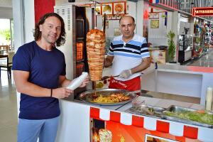 cestovatel Richie si kupuje kebab v Manavgatu
