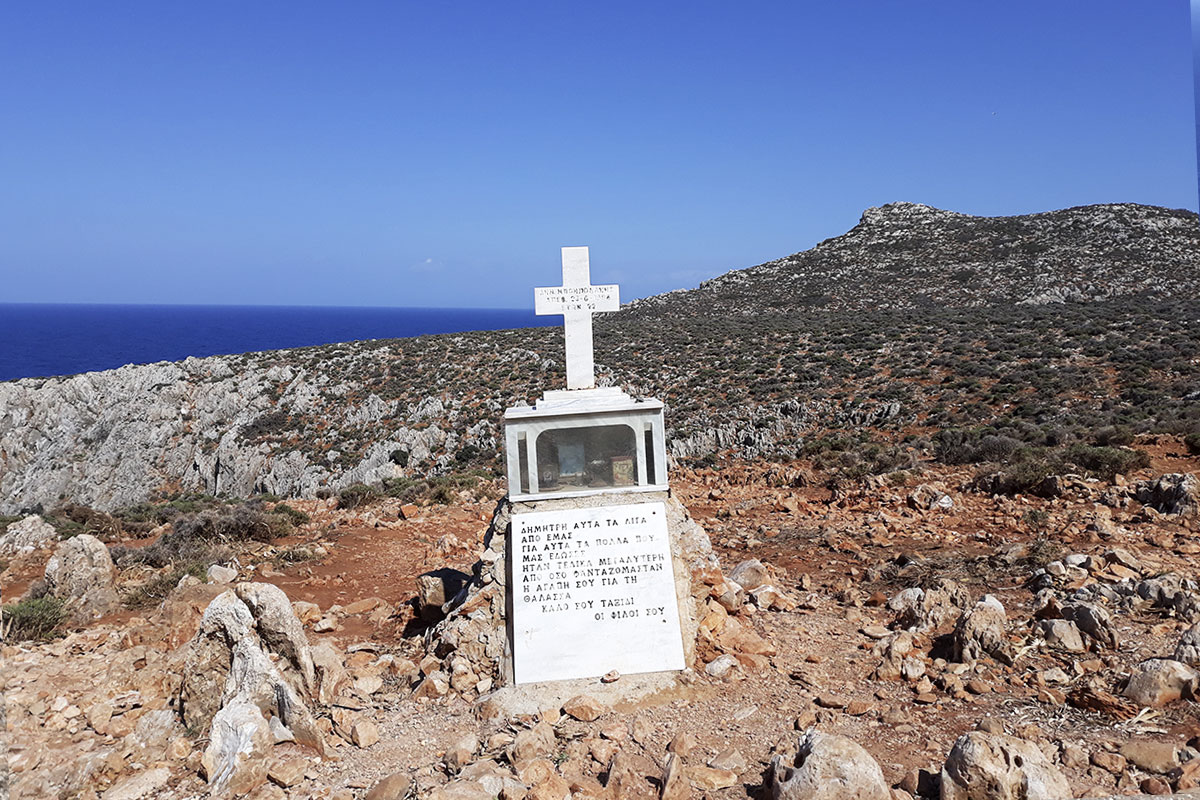 dne 23. června 1998 v těchto místech zahynul mladý muž jménem Dimitris Bobolakis