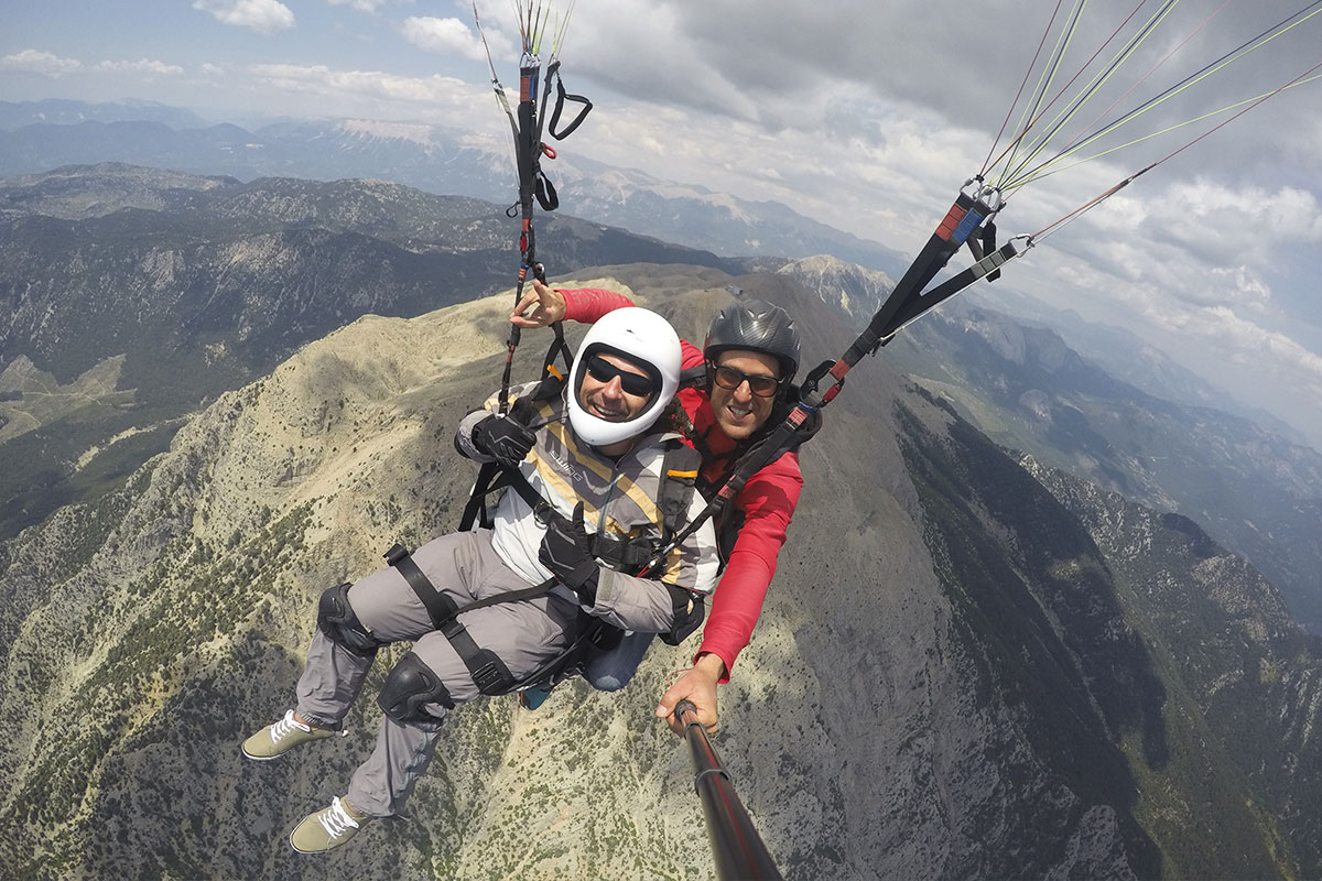 Richard Sacher a pilot Primoz letí nad tureckou provincií Kemer