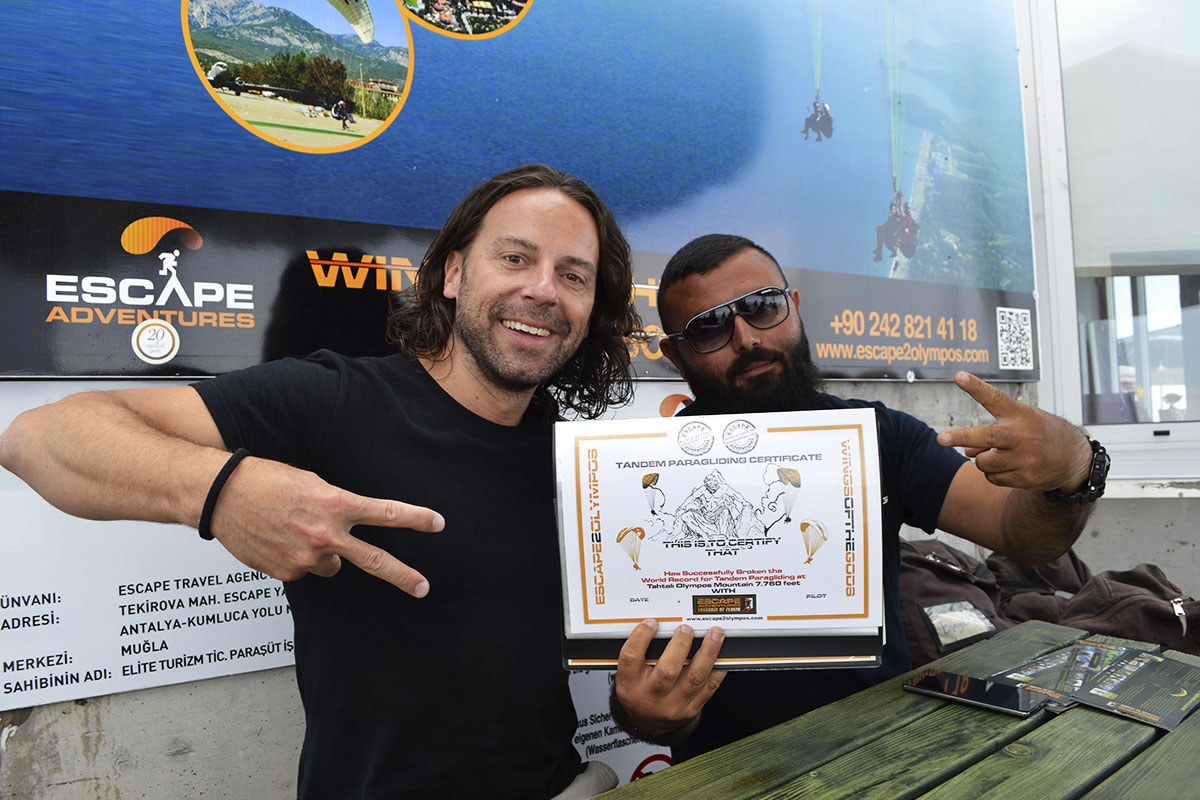Richard Sacher neboli cestovatel Richie získal od společnosti Escape certifikát za úspěšné absolvování tendemového paraglidingu