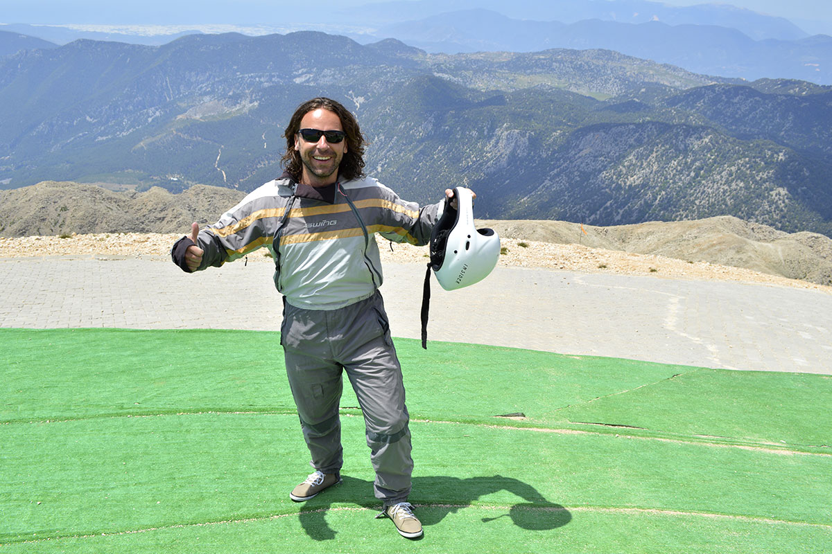 cestovatel Richie během příprav na tandemový paragliding Escape 2 Olympos