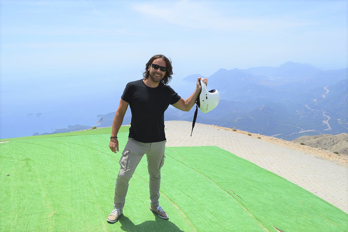 cestovatel Richie na startovací ploše pro tandemový paragliding
