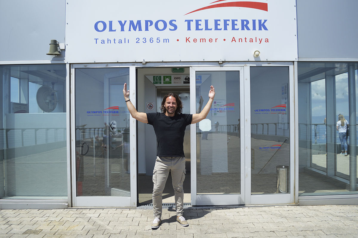 na vrchol hory Tahtali se cestovatel Richie dopravil lanovkou Olympos Teleferik