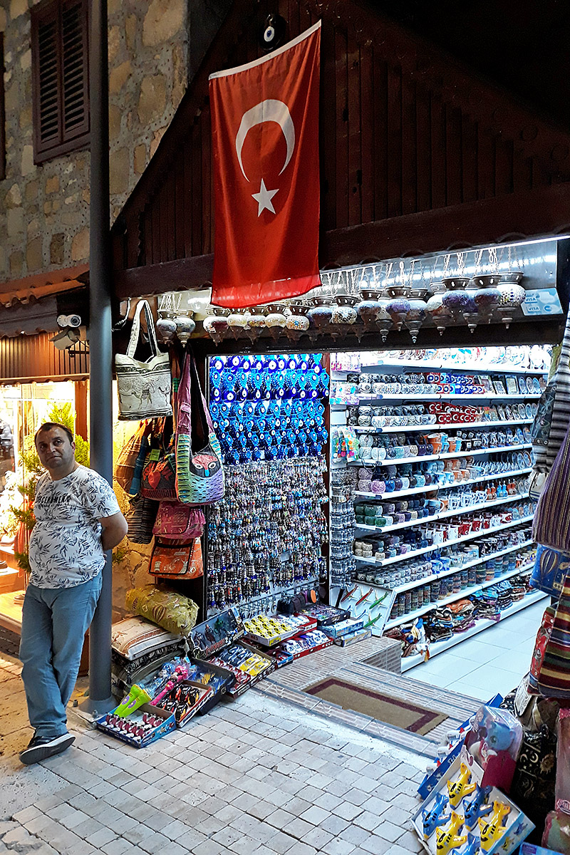 turecká vlajka nad vchodem do obchodu
