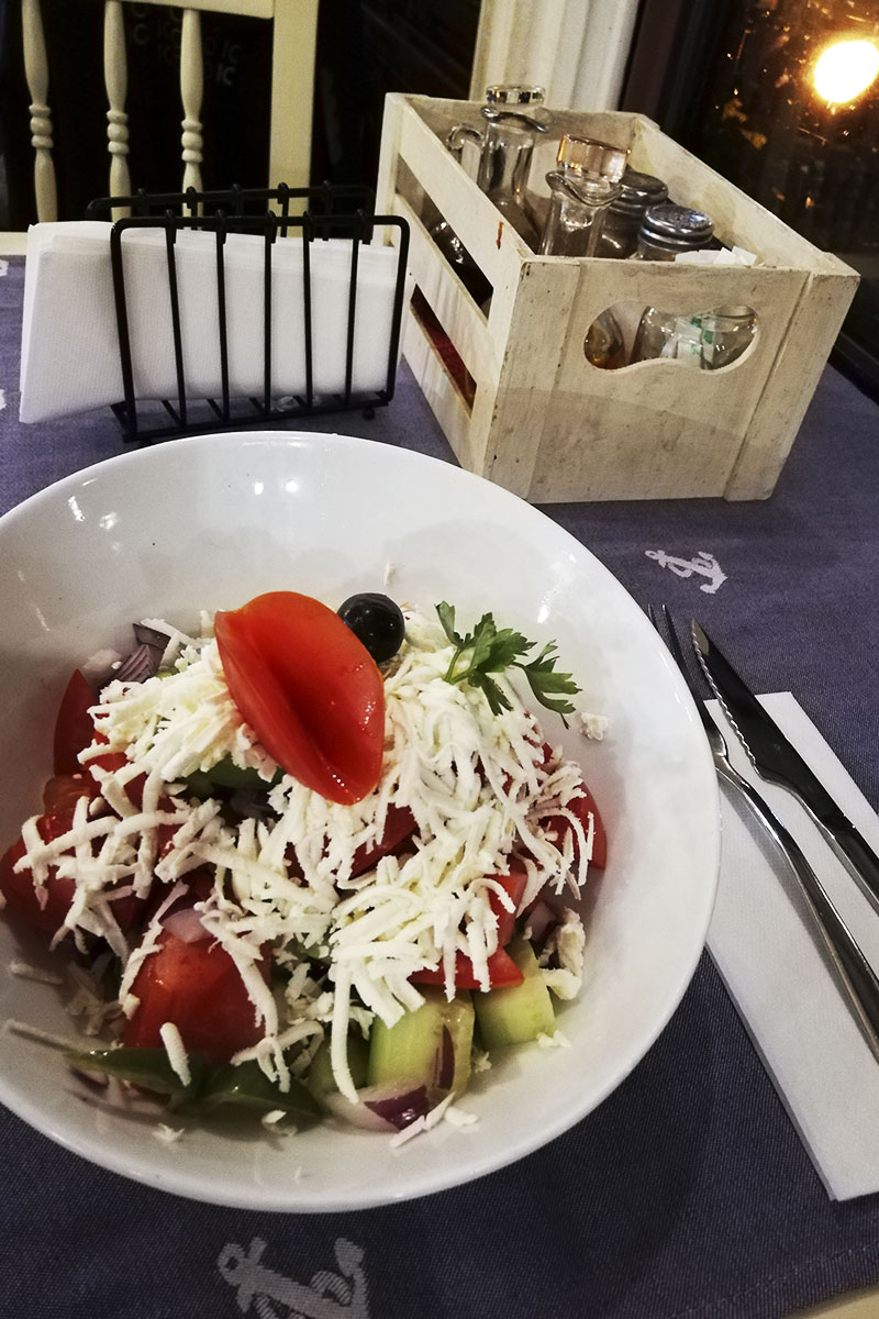šopský salát v restaurantu Dionis ve starém Nesebaru