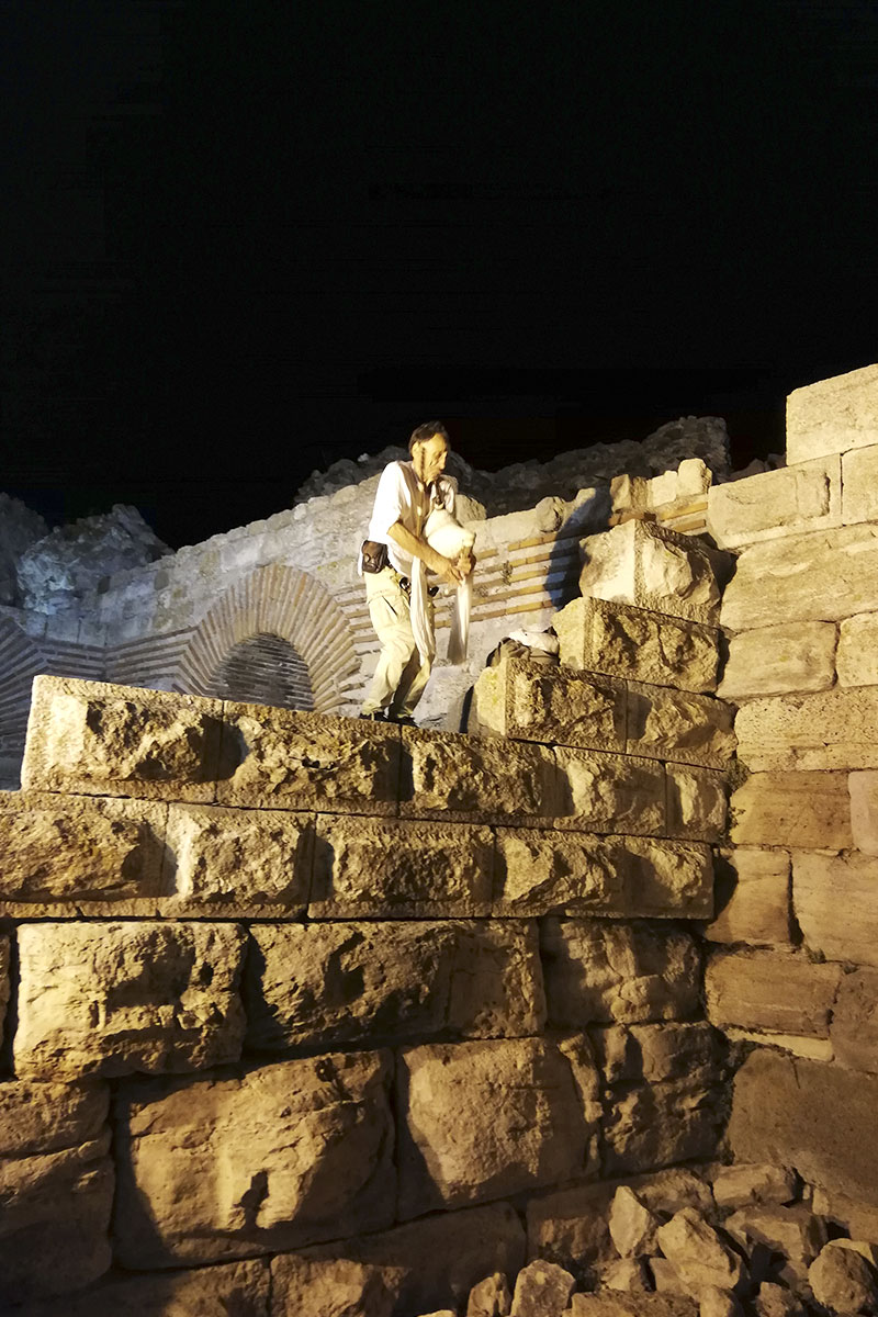 dudák na hradbách ve starém Nesebaru