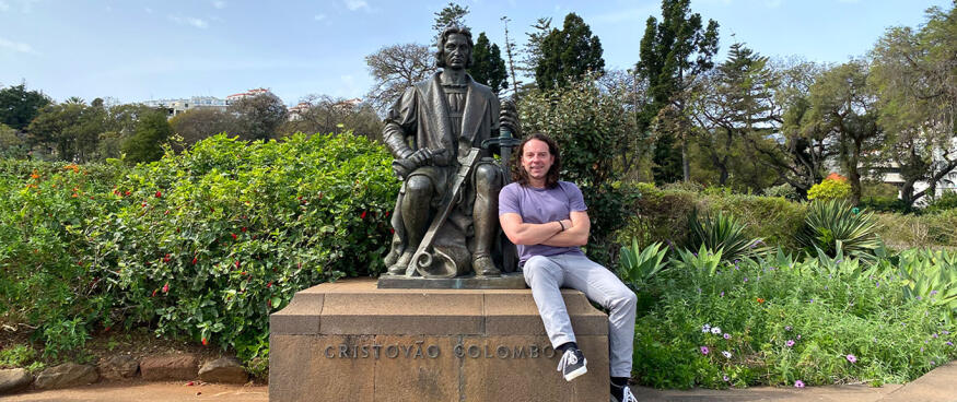cestovatel Richie a kovový Kryštof Kolumbus v parku svaté Kateřiny ve městě Funchal na ostrově Madeira