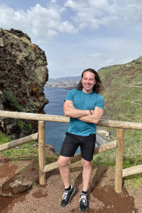 cestovatel Richie na vyhlídce u vesničky Ponta do Garajau na ostrově Madeira