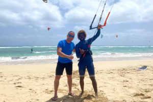 cestovatel Richie a Mitu Monteiro, který na Kite Beach vyučuje kitesurfing