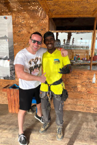 cestovatel Richie a Ravidson Surfista da Cruz ze sportovního centra Zipline Cabo Verde