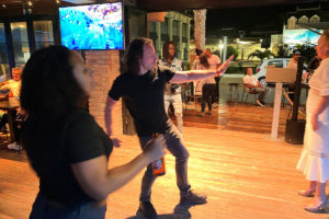 cestovatel Richie tancuje v Ocean Cafe na ostrově Sal