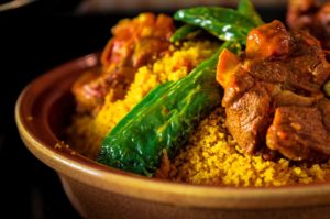 Tradiční tuniské jídlo je kuskus