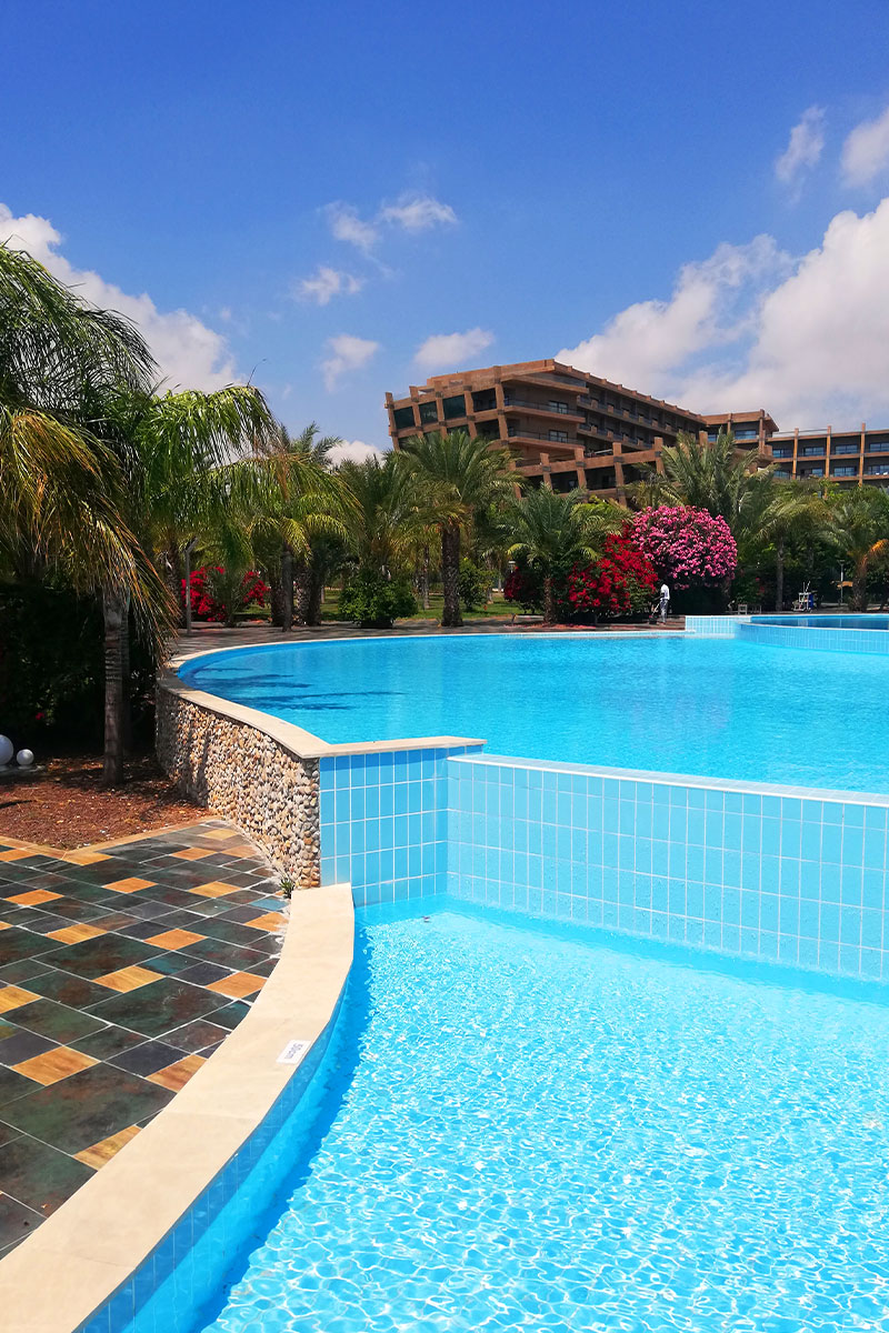 bazén a zahrada v Noah’s Ark Deluxe Hotel & Spa