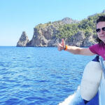 cestovatel Richie pluje kolem ostrova Mallorca