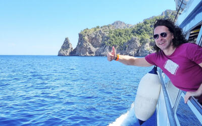 cestovatel Richie pluje kolem ostrova Mallorca