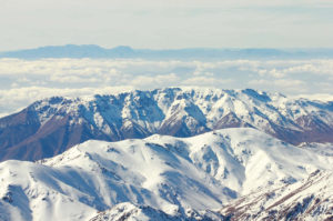 Ve Vysokém Atlasu leží nejvýše položený lyžařský areál v Africe ve výšce 3 000 m. n. m.