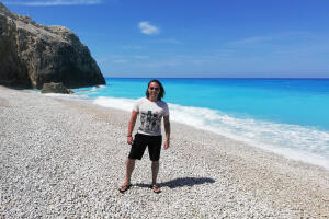 cestovatel Richie na pláži Egremni Beach na ostrově Lefkada