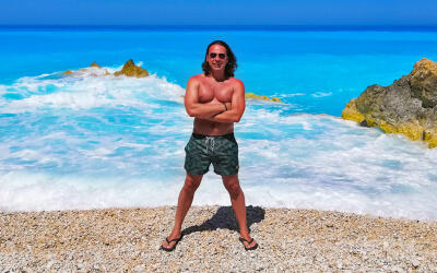 cestovatel Richie na řeckém ostrově Lefkada, konkrétně na pláži Egremni